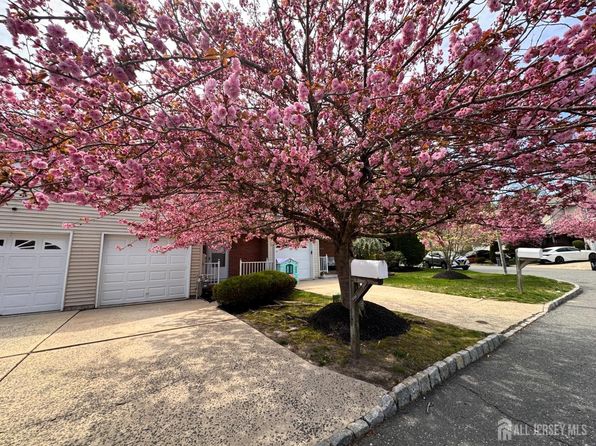30 Goldsmith Dr, Spotswood, NJ 08884
