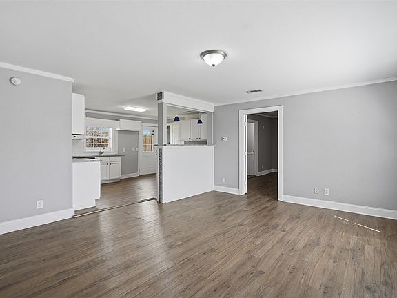 3rd image of 308 W Lamm St