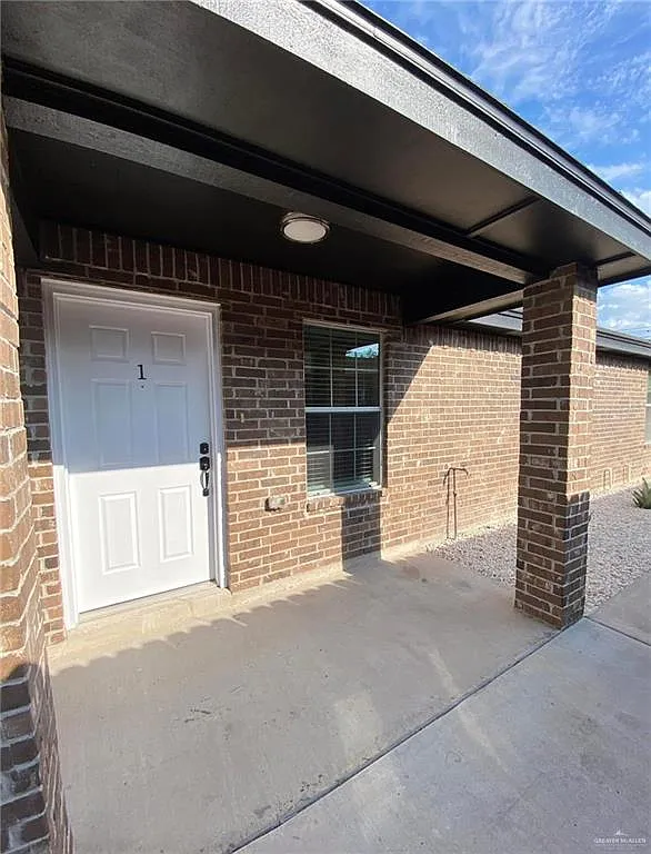 3 bed, 2.0 bath, 1120 sqft, $1,300 — Photo 2