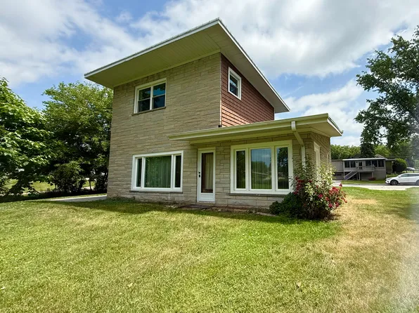 34 S River St, South Elgin, IL 60177