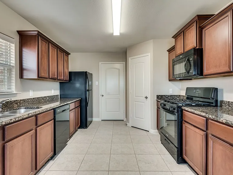 2106 Bluebell Dr — Photo 5