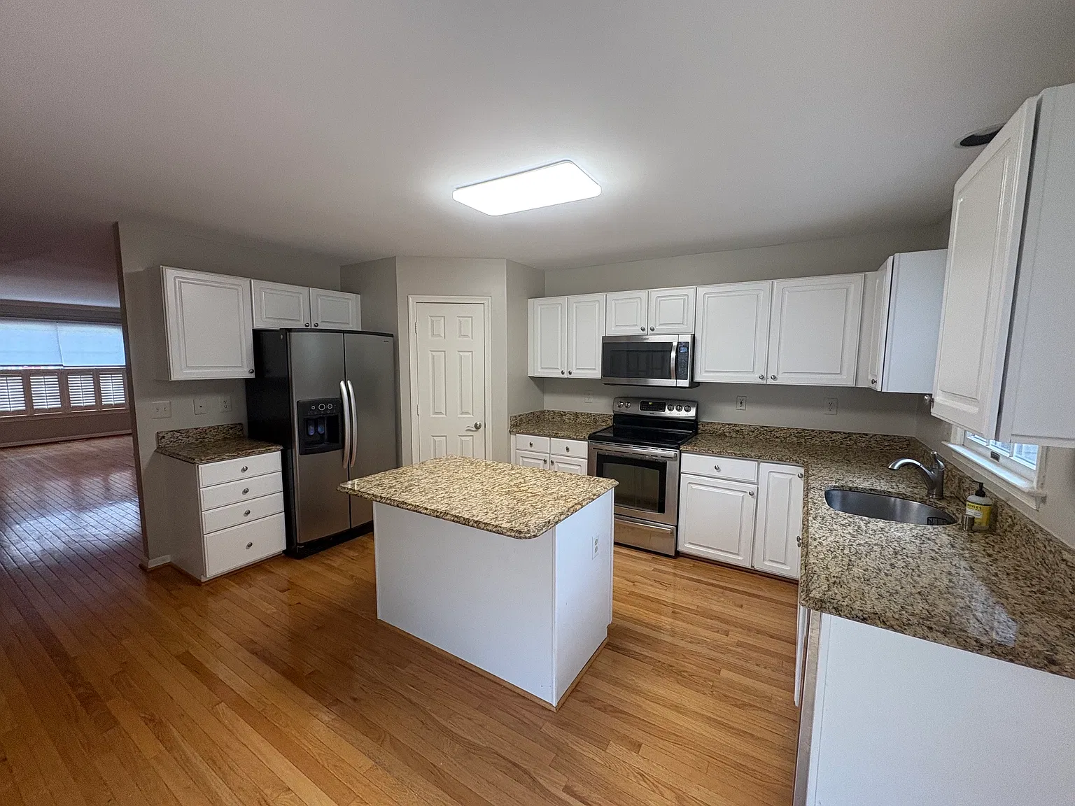 4 bed, 3.5 bath, 1652 sqft, $3,200 — Photo 2