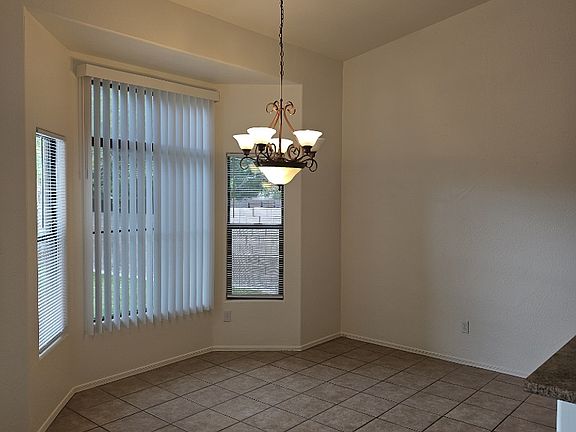 Dining room, new paint, new center window blinds.