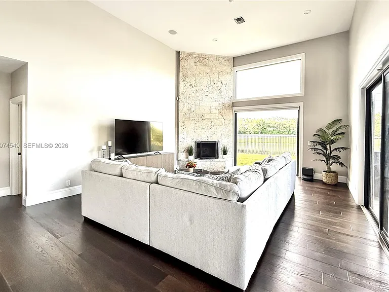 400 Alexandra Cir — Photo 34