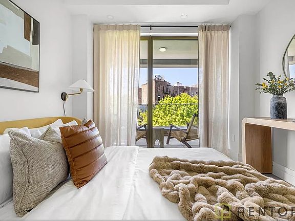 5th image of 960 Franklin Ave #504