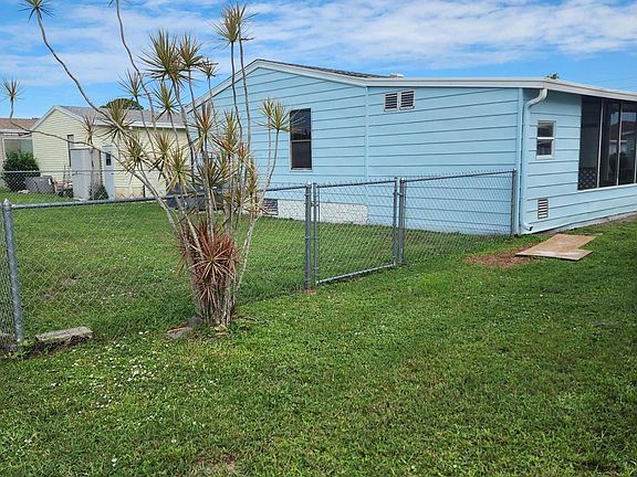 3rd image of 741 Periwinkle Cir