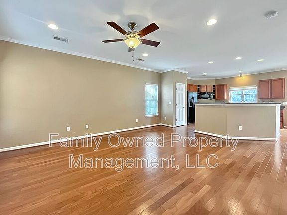 3rd image of 320 Burton Ct