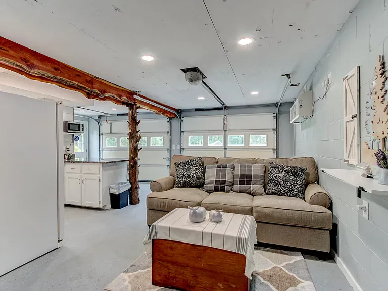 110 Hampton Way — Photo 3