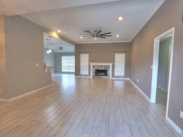 7714 Odessa Dr — Photo 2