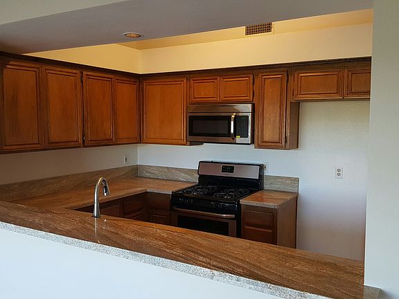 3rd image of 815 Warwick Ave