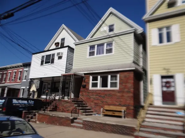 95 W 33rd St, Bayonne, NJ 07002