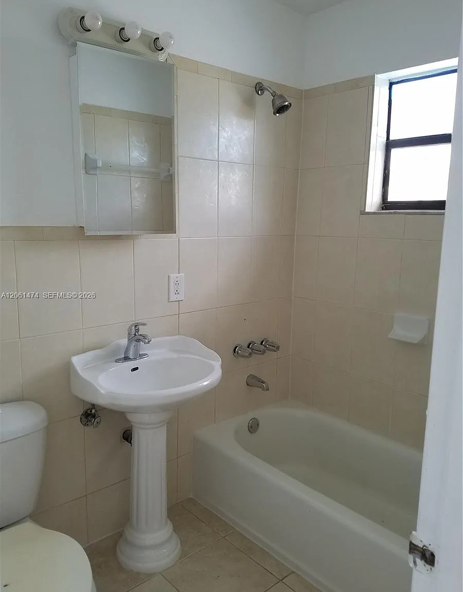 Ludlam Gardens Condo — Photo 2