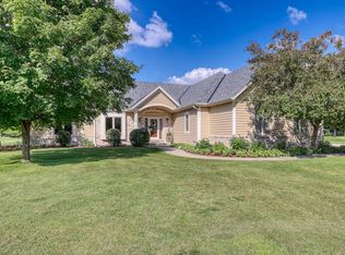 110 Long Meadow Dr, Hartland, WI 53029