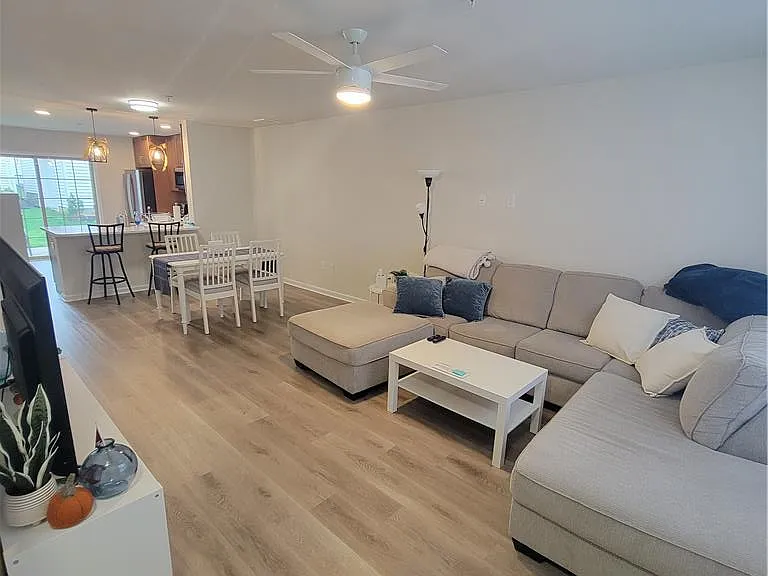 326 E Frankford St — Photo 2