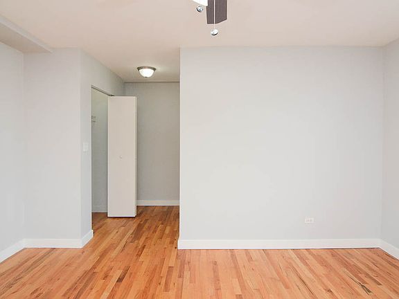 5th image of 7450 N Greenview Ave APT 76