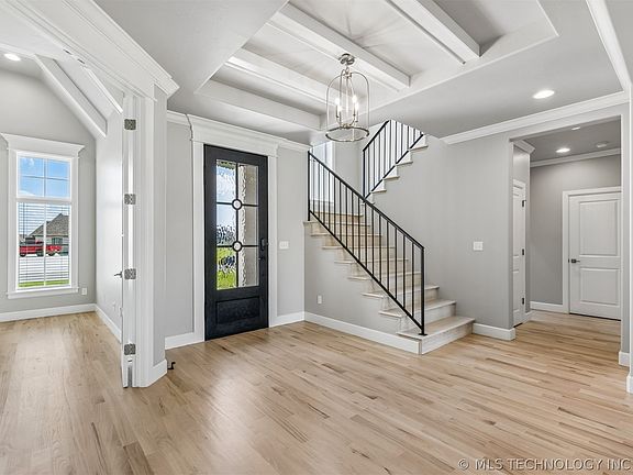 4th image of 101 E 165th St S