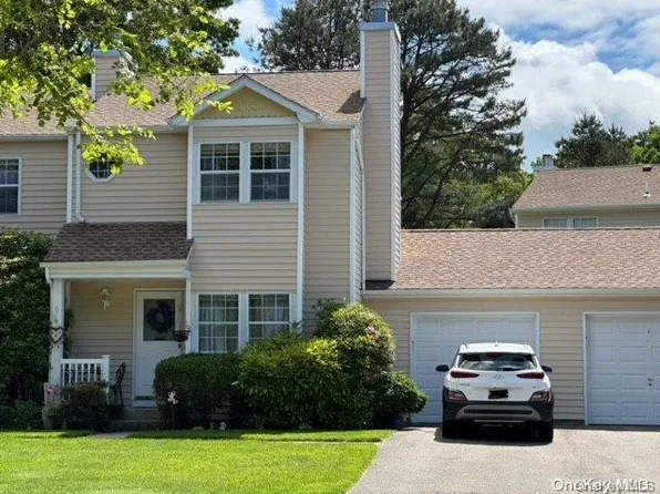 9 Taylor Commons #9, Yaphank, NY 11980