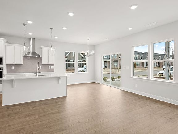 4th image of 2524 Elmcroft Ave