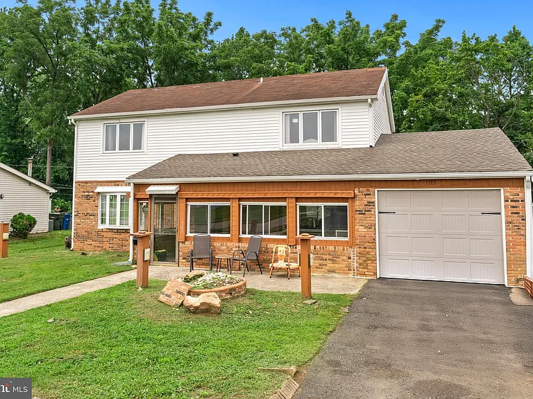 103 Holbrook Ln — Photo 4
