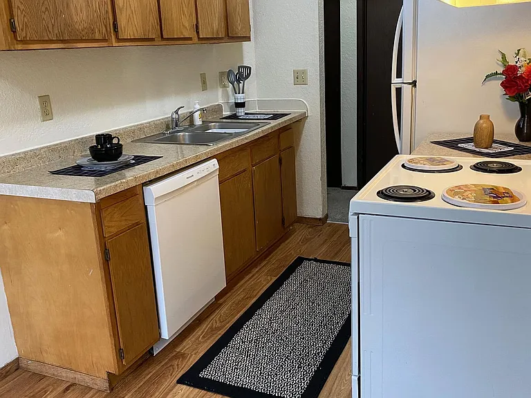Hazelwood Apartments — Photo 8