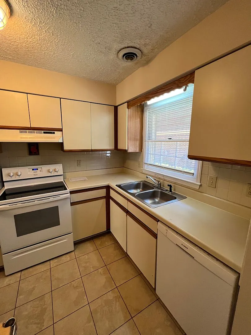 2 Bedroom/1.5 bathroom townhouse for rent $1,300 month — Photo 4
