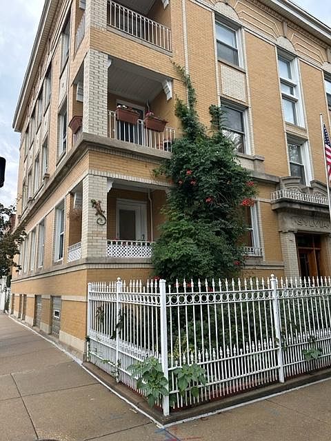 1st image of 1000 N Oakley Blvd APT 1