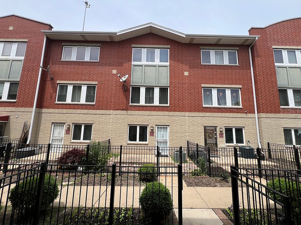 1st image of 2426 W 32nd Pl