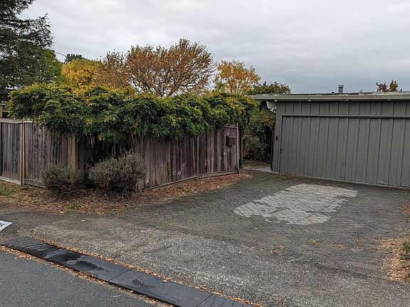 5th image of 565 Woodbine Drive