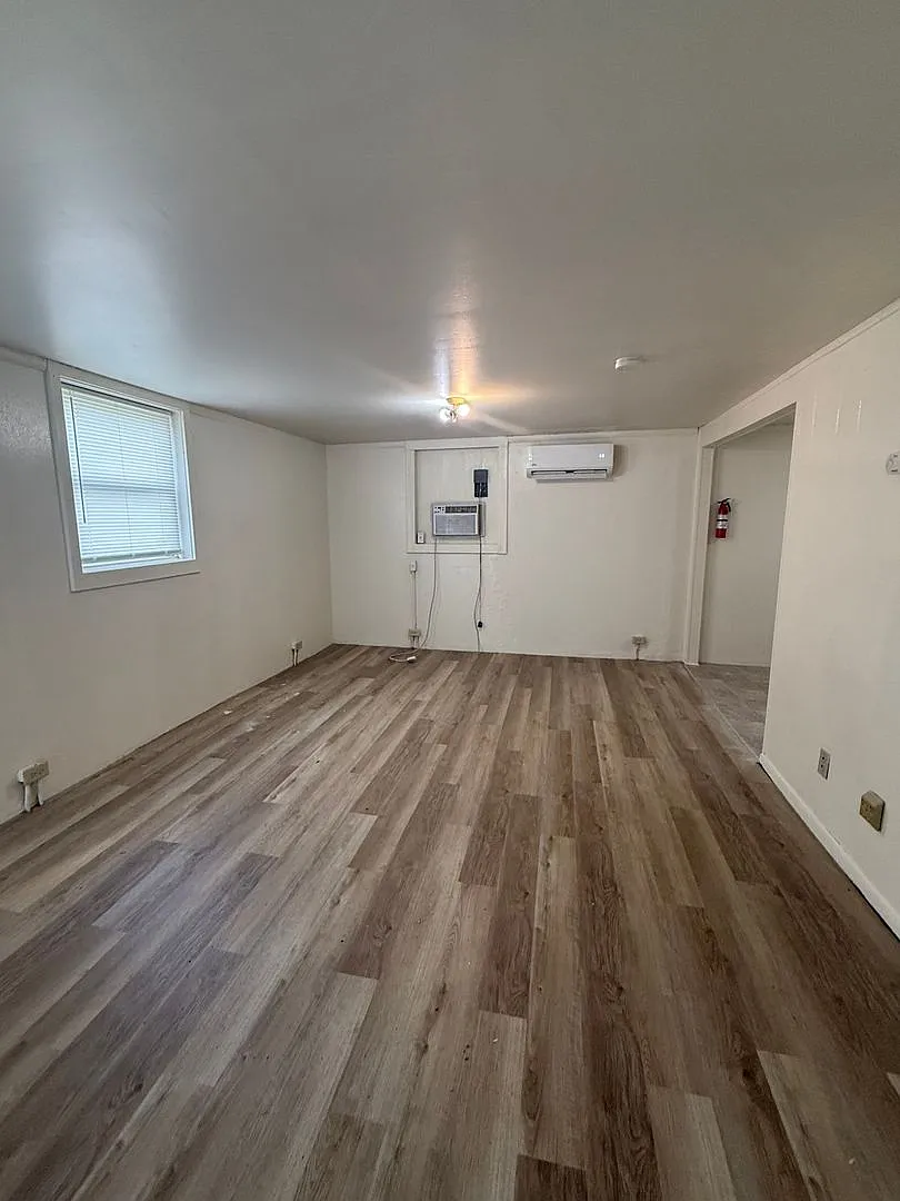 Freshly updated 1-bedroom, 1-bath apartment in Grandview Plaza! — Photo 2
