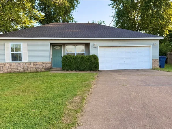 1300 Wedgewood Ln, Siloam Springs, AR 72761