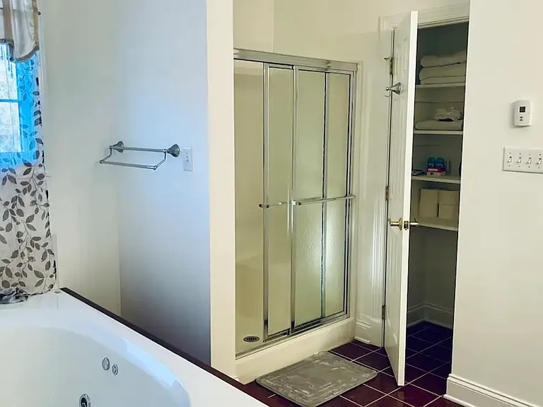 Master bath with the jet tub