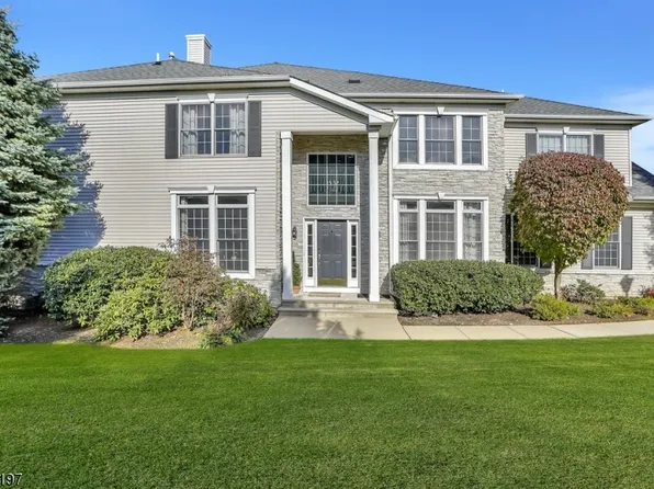 24 Schweinberg Dr, Roseland Boro, NJ 07068