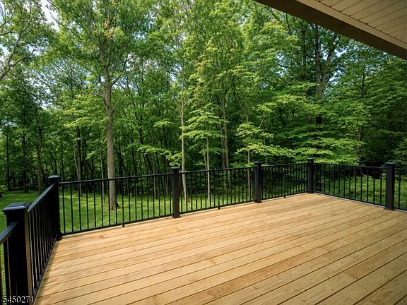 5th image of 220 Brook Valley Rd