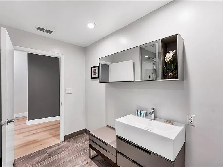 525 E Jackson St #302 — Photo 29
