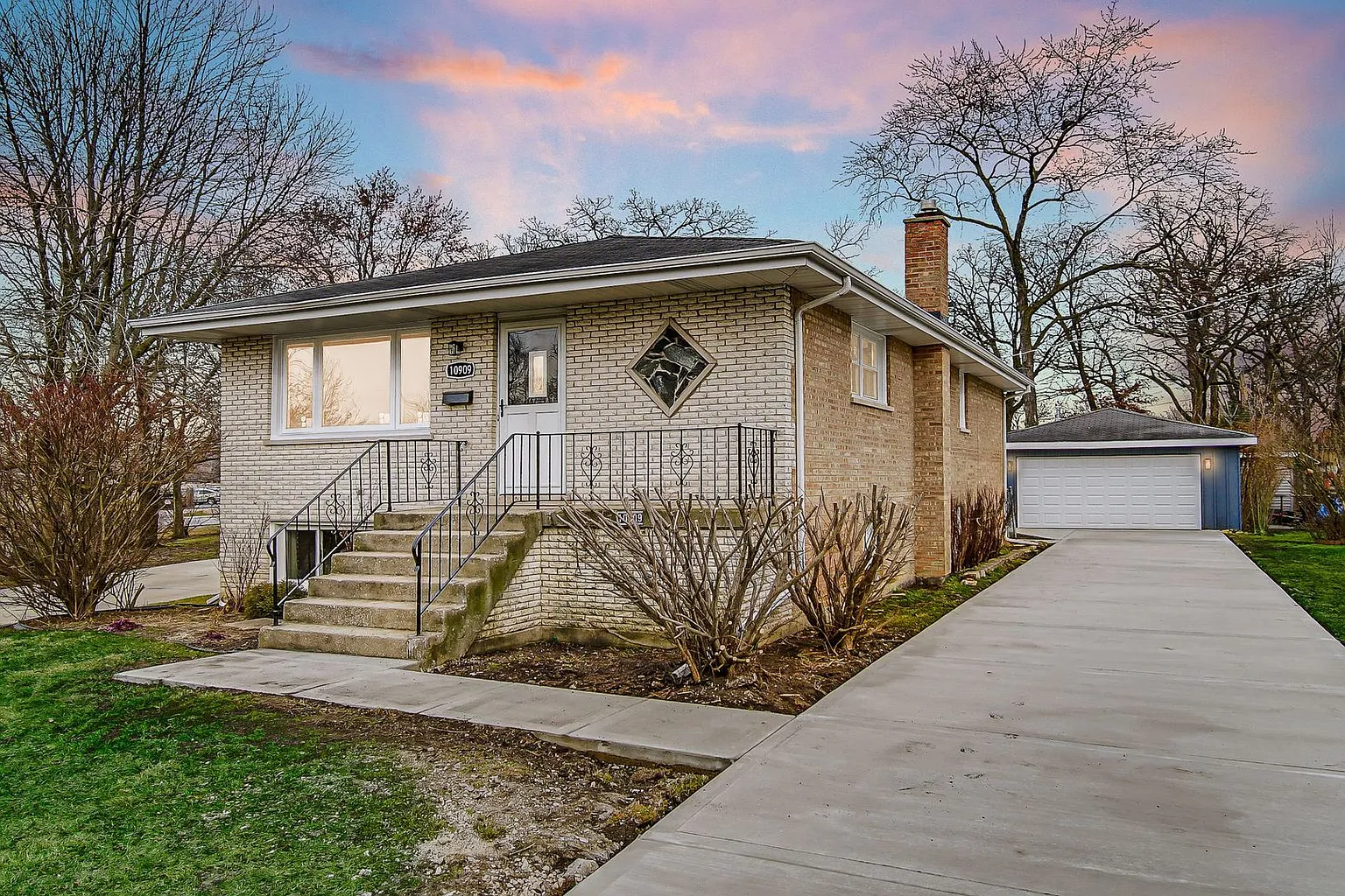 10909 S Worth Ave photo 1