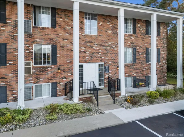 515 W Highland Rd #6, Howell, MI 48843