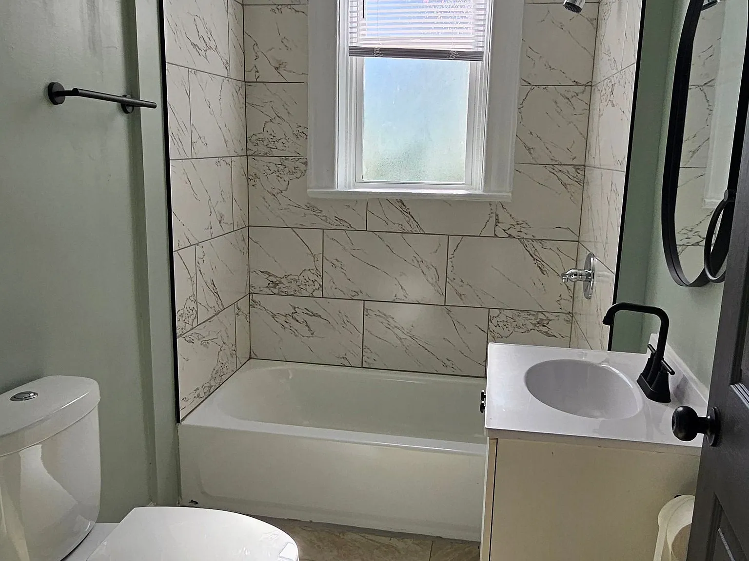 3 bed, 1.0 bath, 1270 sqft, $1,230 — Photo 2