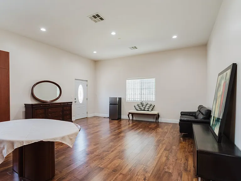 833 E Verdugo Ave — Photo 10