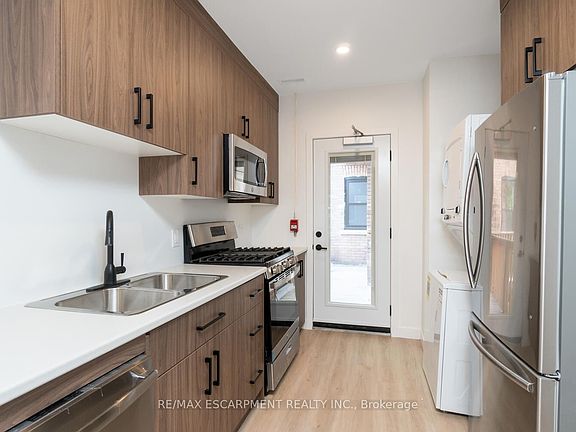 5th image of 127 Victoria Ave S