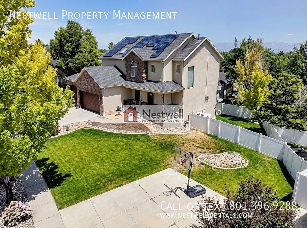 Spacious Executive Home with Solar system in South Jordan! — Photo 2