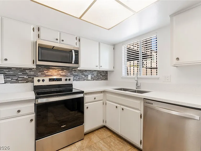 1406 N Jones Blvd — Photo 9