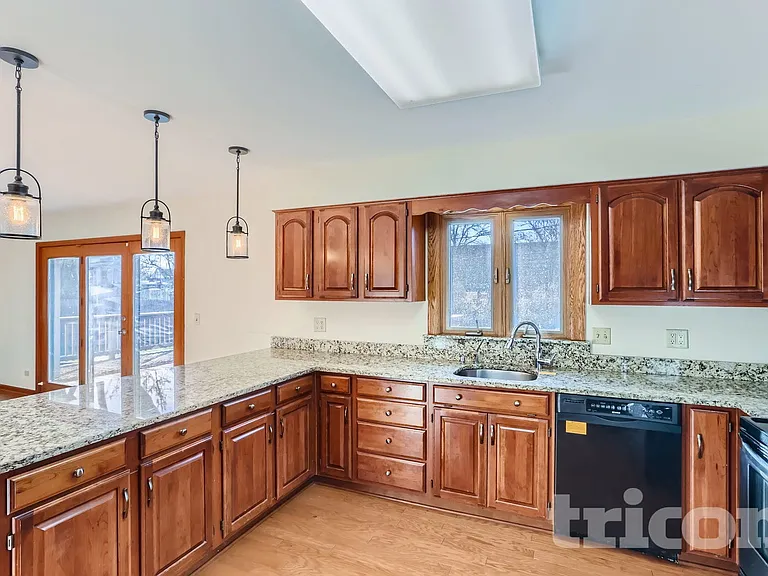 1441 Maple Ln — Photo 16