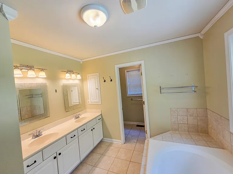 8401 Kennedy Dr — Photo 4