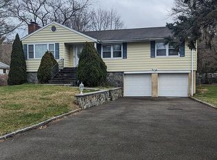 32 Wesley Dr, Trumbull, CT 06611