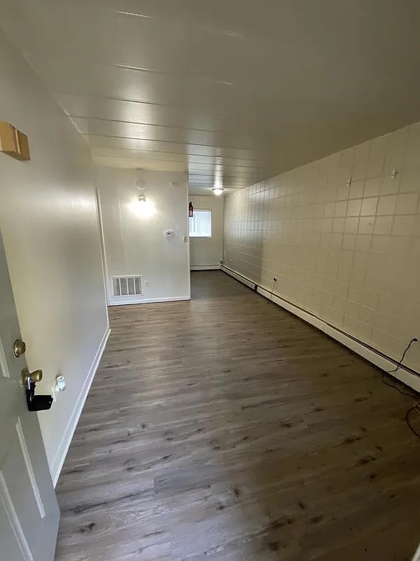 2 bed, 1.0 bath, $885 — Photo 2