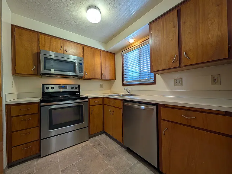 Silver Lace Apartments — Photo 6
