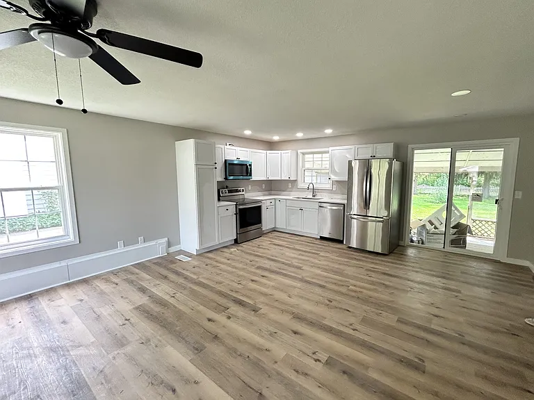 803 S Market St — Photo 2