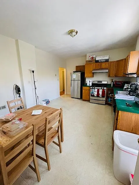 4 bed, 9999 sqft, $3,600 — Photo 4