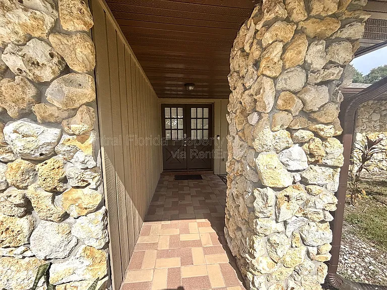 1009 Terry Dr — Photo 2