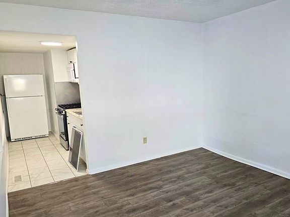 4th image of 110 Elyria St #2